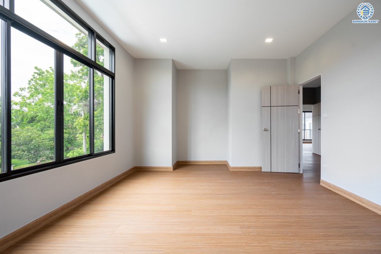 บ้านมือสองตกแต่งใหม่ ม.ราชพฤกษ์ บางบอน4 ตกแต่งหรูหรา ดีไซน์ Classic เนื้อที่ 100.5 ตร.ว. ฟังก์ชัน 3 ห้องนอน 4 ห้องน้ำ 1 ห้องแม่บ้าน จอดรถได้ 2 คัน พื้นที่สนามหญ้ากว้างกว่า 216 ตร.ม. บนทำเลศักยภาพ เชื่อมต่อหลายเส้นทาง ใกล้เดอะมอลล์บางแค จุดขึ้นทางด่วน "เพชรเกษม" และรถไฟฟ้าสายสีน้ำเงิน "สถานีหลักสอง"